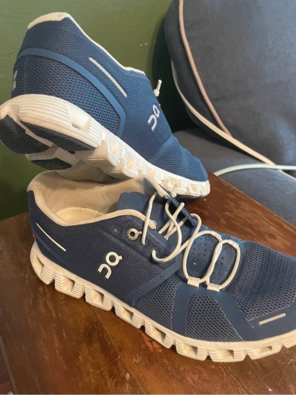 On Running women’s  Cloud 5
Athletic Shoes in Navy Blue and White